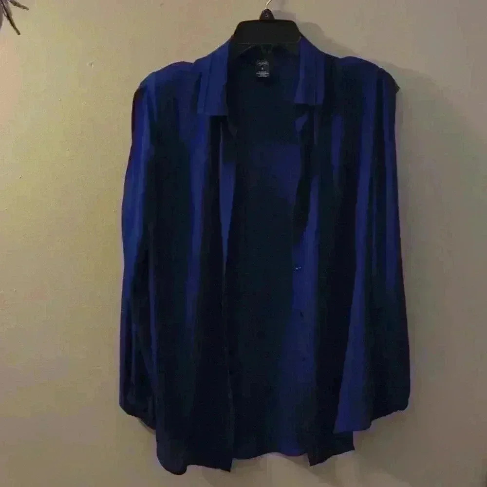 City streets, blue blouse, small - Picture 2 of 4